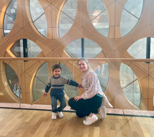 JES-vrijwilliger Loes met haar voorleeskind Omar in museum Naturalis.