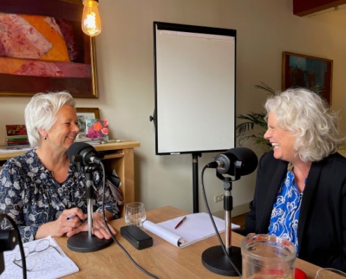 Carolien de Groot in gesprek met Nicoline Hoos, die eind november met pensioen gaat.